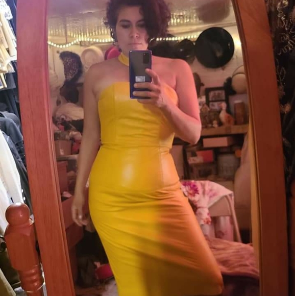 Poshmark - Picture 4 of 8